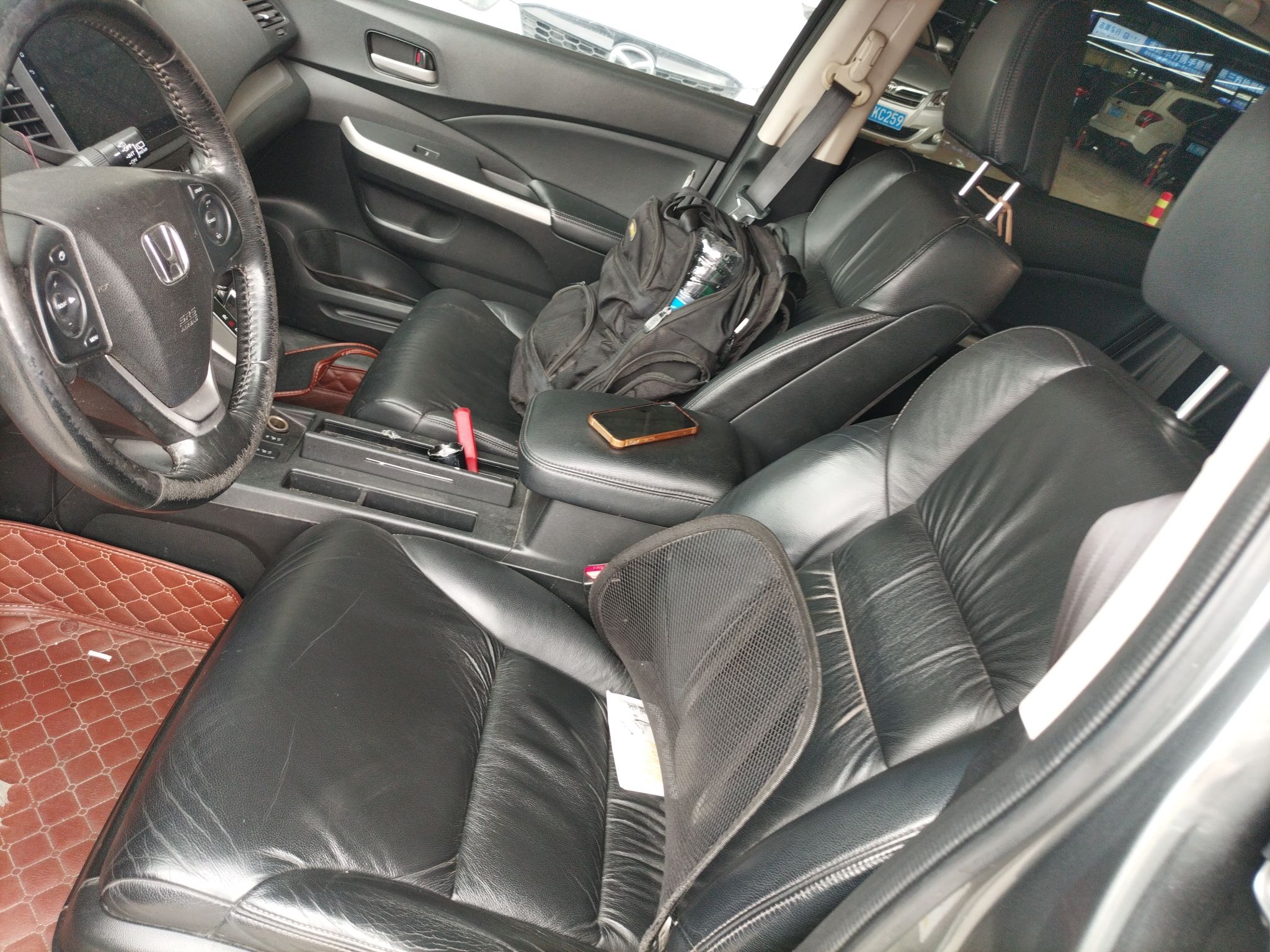 Переднее сиденье в автомобиле