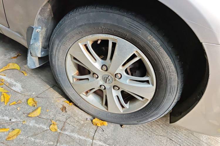 Used Haima Fumei 2013 Sedan 1.6L Manual Fashion Edition Right Front Wheel Hub