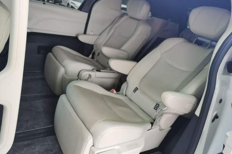 Used Toyota SIENNA 2024 2.5L Hybrid Luxury Edition Left Rear Seat