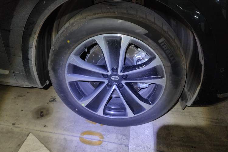 Used Hima AITO M7 2026 Model Range-Extending Max All-Wheel Drive 6-Seater Version Right Front Wheel Hub