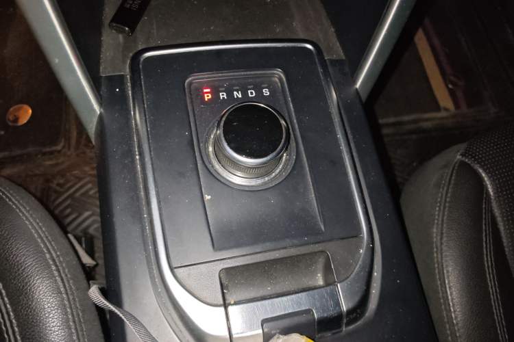 Used Land Rover Discovery Sport 2018 240 PS SE Version Gear Lever