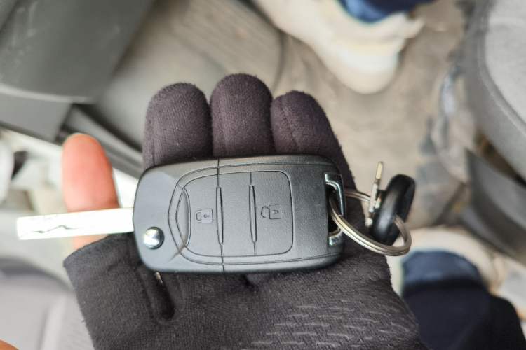 Used Wuling Yangguang 2024 300KM Comfort Version Passenger Van 75kW Vehicle Key