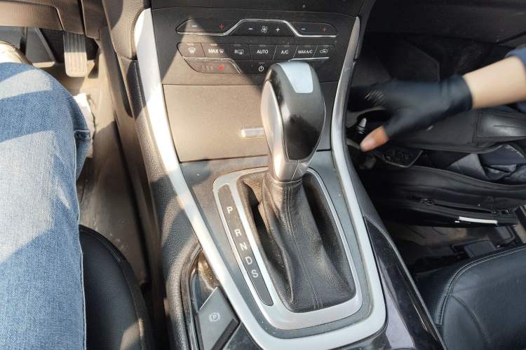 Used Ford Edge 2016 EcoBoost 245 Two-Wheel-Drive Titanium 7-Seater Gear Lever