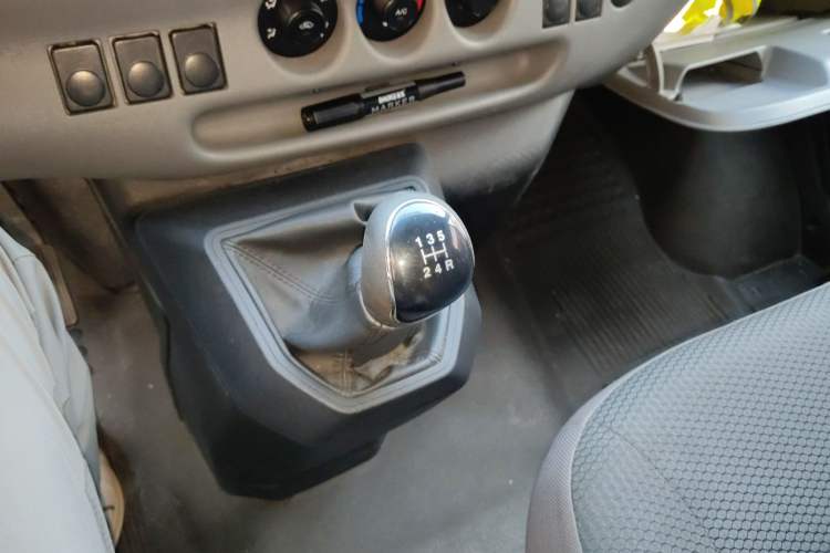 Used JMC Transit 2019 2.8T Commercial Version Short Wheelbase Mid-Roof 3-Seater China VI Standard JX493