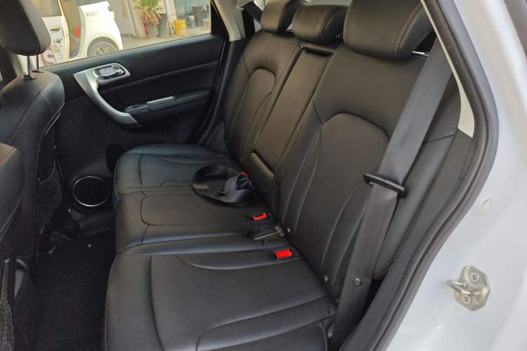 Used Haval H6 2015 Upgraded Model 1.5T Manual Two-Wheel Drive Elite Version Left Rear Seat