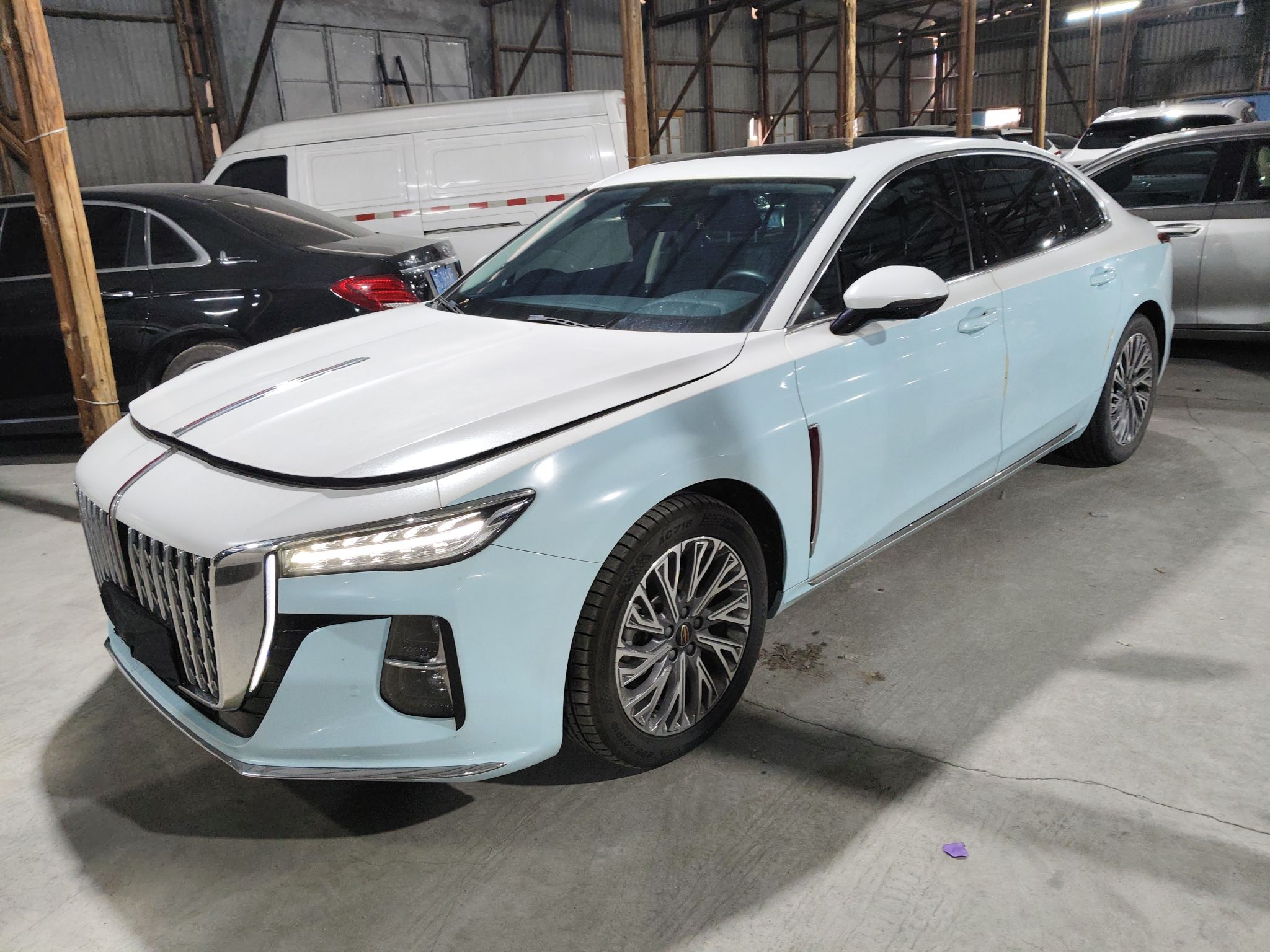 تحت مقدمة السيارة