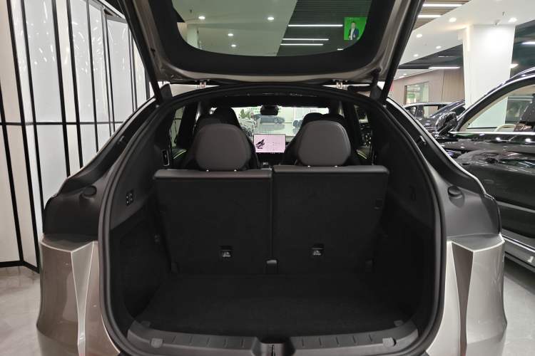 Used Tesla Model Y L 2025 Model Long-Range All-Wheel-Drive Version
