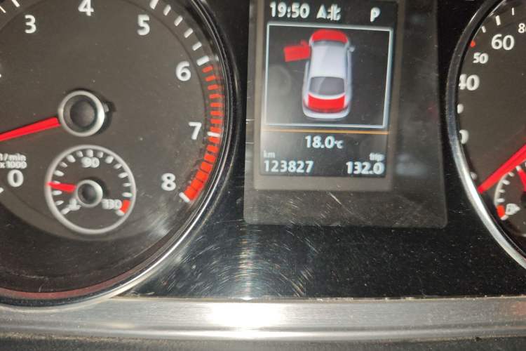 Used Volkswagen FAW-Volkswagen CC 2015 1.8TSI Luxury Model Odometer Close Up