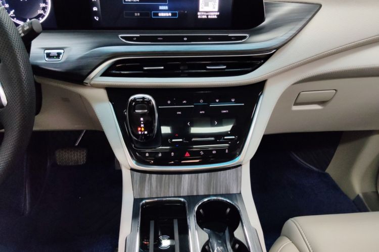 Used Buick GL8 2022 ES Landtrek 653T Comfort Edition Audio And AC Panel