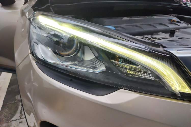 Used Geely Auto Emgrand GS 2016 Sport Edition 1.3T Automatic LingShang Model Right Front Headlight