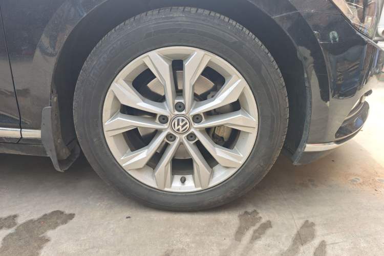 Used Volkswagen Magotan 2019 330TSI DSG Luxury Version China VI Standard Right Front Wheel Hub