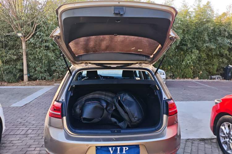 Used Volkswagen Golf 2017 1.6L Automatic Comfort Million-Vehicle Anniversary Edition
