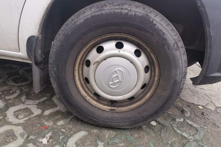 Used SAIC MAXUS Xintu V80 2020 2.5T Manual Classic City Delivery King Short Wheelbase Mid-Roof Design 2/3 Seats