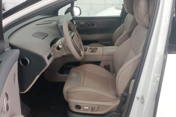 Used Li Auto i6 2025 Model Two-Wheel-Drive Standard Type
