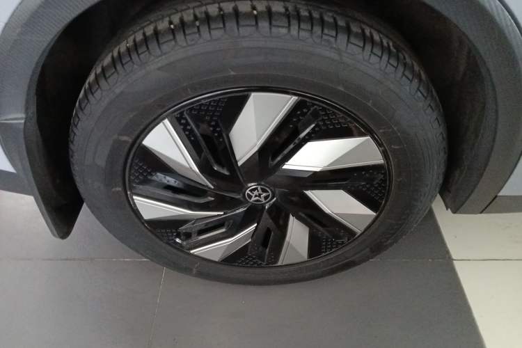 Used Venucia V DD-i 2023 110km iT Version Right Rear Wheel Hub