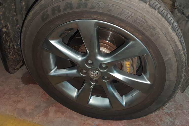 Used Toyota Highlander 2012 3.5L 4x4 7-Seater Luxury Edition Right Front Wheel Hub