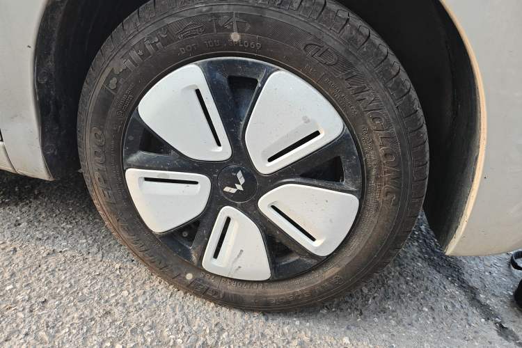 Used Wuling Hongguang MINIEV 2025 Four-Door Version Advanced Edition Right Front Wheel Hub