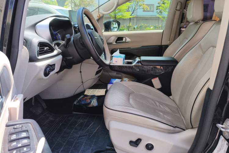 Used Chrysler Grand Voyager PHEV 2018 3.6L Plug-in Hybrid Left Front Seat