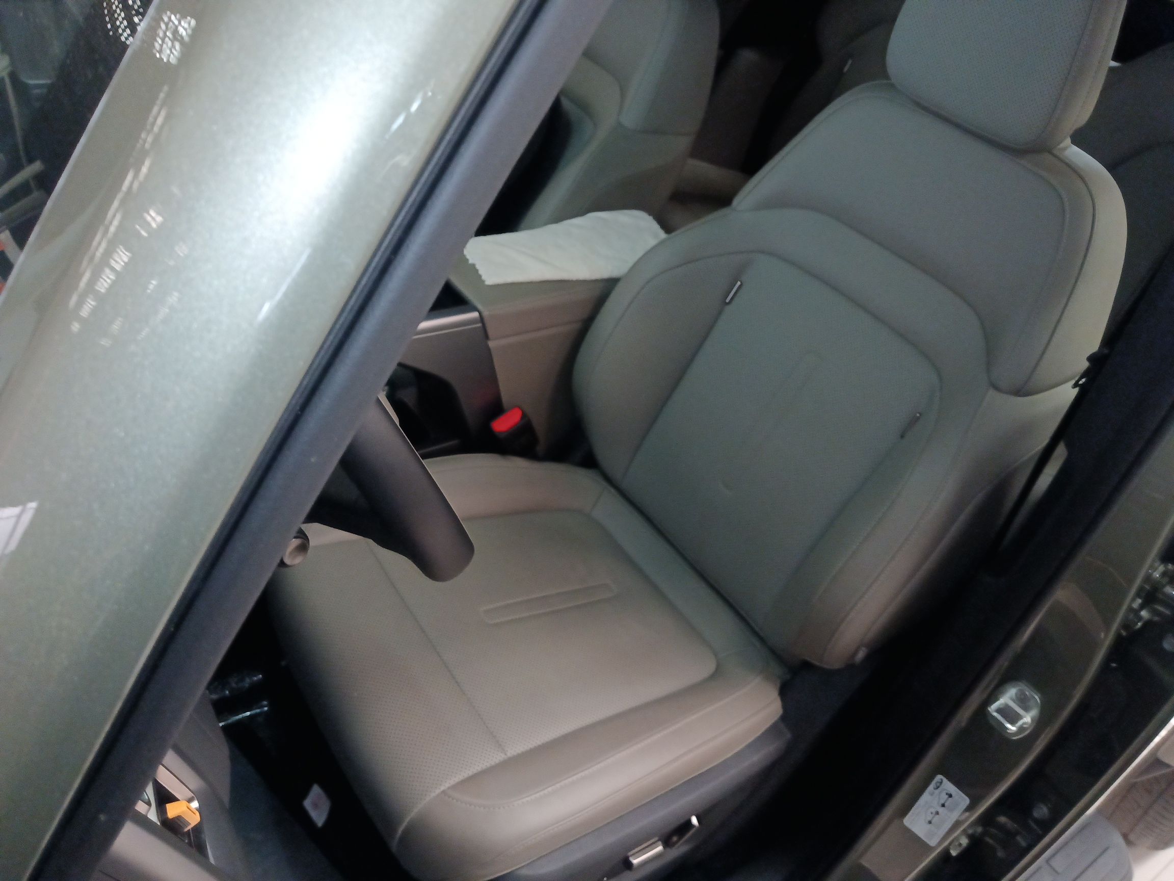 Переднее сиденье в автомобиле