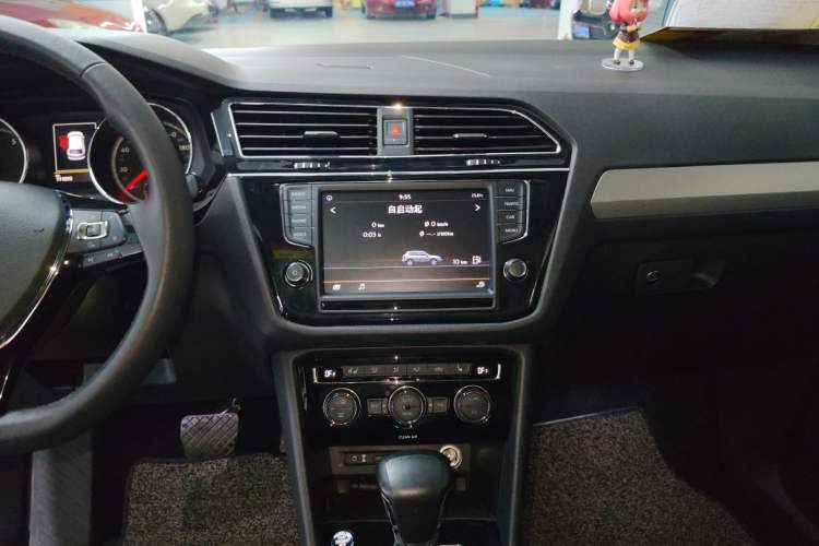 Used Volkswagen Tiguan L 2018 330TSI Automatic Two-Wheel Drive Luxury Edition Audio And AC Panel