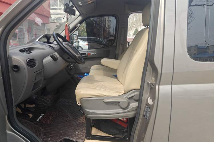 Used SAIC MAXUS Xintu V80 2016 2.5T Manual Aoyuntong National IV Short Wheelbase Mid-Roof 6-Seater Left Front Seat