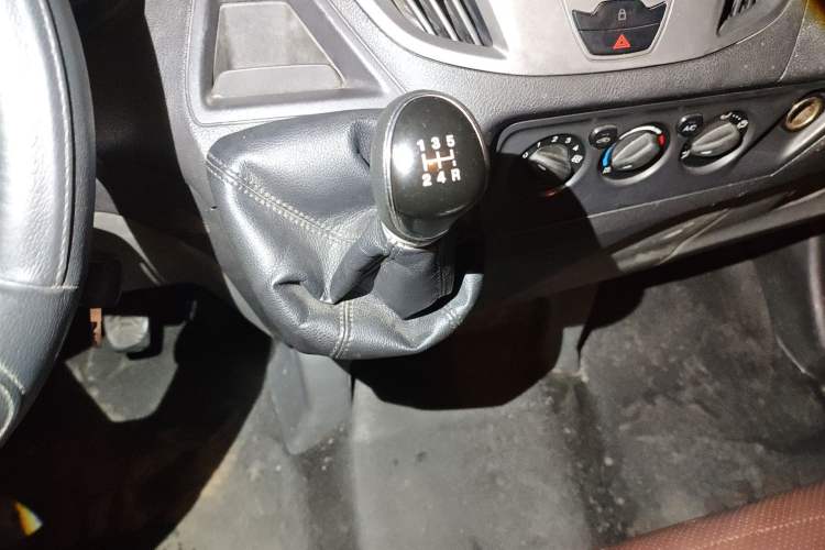 Used Ford Transit 2017 2.0T Diesel Multi-Function Commercial Vehicle Mid-Drive Mid-Roof China V Standard Gear Lever