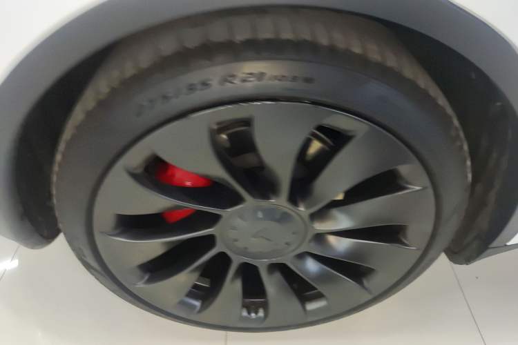 Used Tesla Model Y 2022 Performance High-Performance All-Wheel-Drive Version Right Rear Wheel Hub