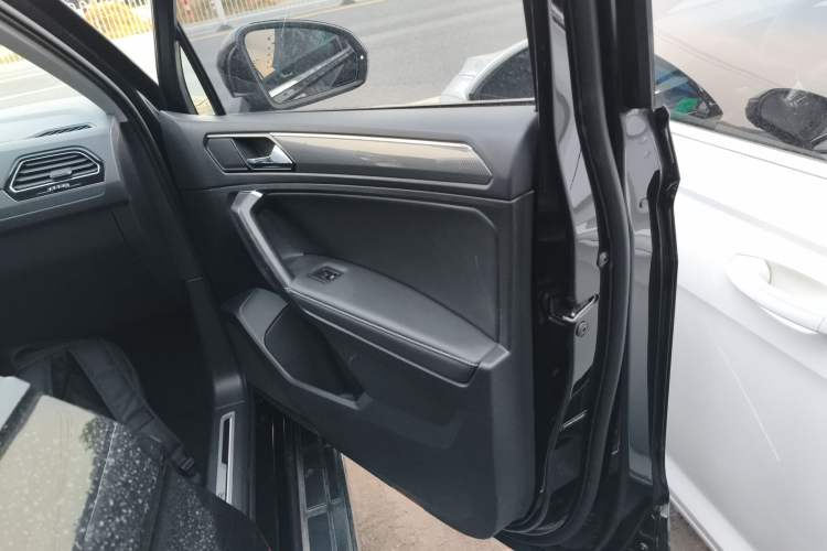 Used Volkswagen Tiguan L 2021 330TSI Automatic Two-Wheel Drive R-Line Enhanced Edition
