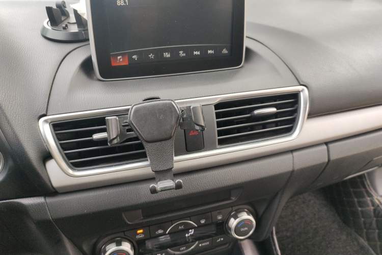 Used Mazda 3 Axela 2016 Sedan 1.5L Automatic Luxury Model