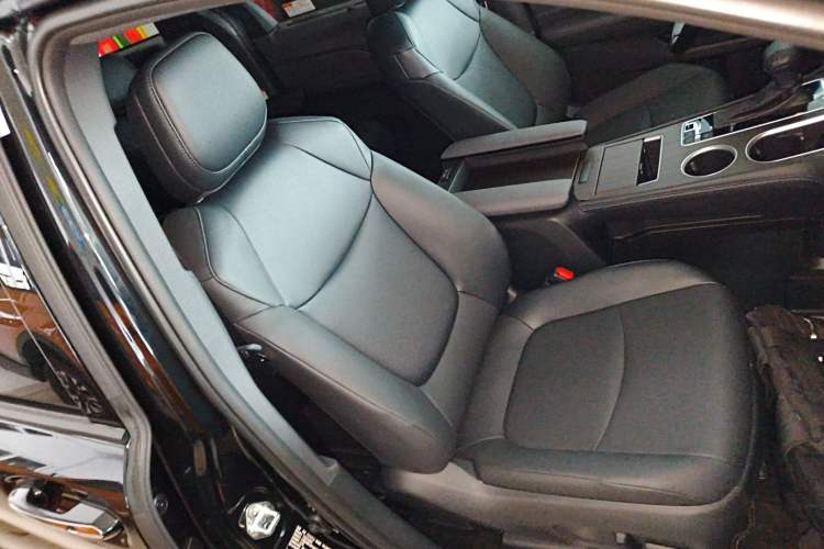 Used Toyota Granvia 2026 Model 2.5L Hybrid Luxury Edition Right Front Seat