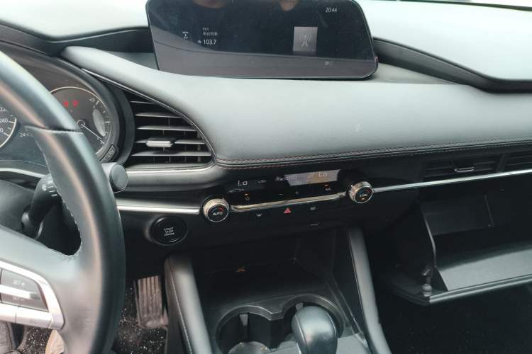Used Mazda 3 Axela 2020 2.0L Automatic Zhiya Edition Audio And AC Panel