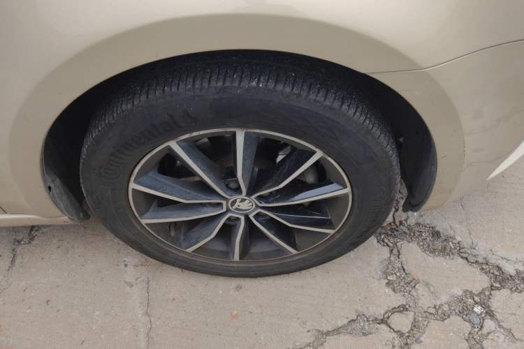 Used Skoda Octavia 2016 1.6L Automatic Smart Drive Edition Right Front Wheel Hub