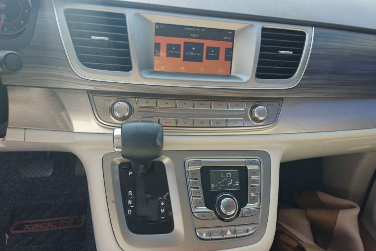 Used SAIC MAXUS G10 2018 PLUS 2.0T Automatic Smart Edition Audio And AC Panel