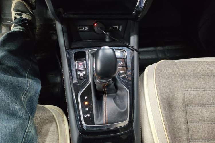 Used Roewe RX3 2021 PRO 1.6L CVT Elite Model Gear Lever