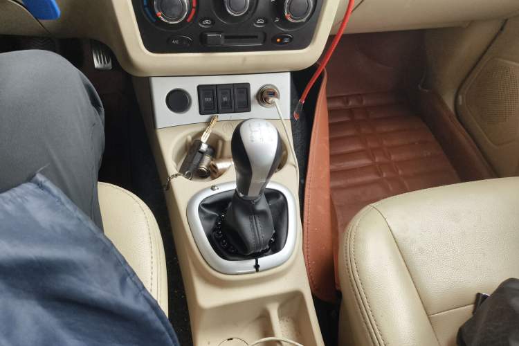 Used Dongfeng Fengon 2013 1.5L Manual Deluxe Model DK15 Gear Lever