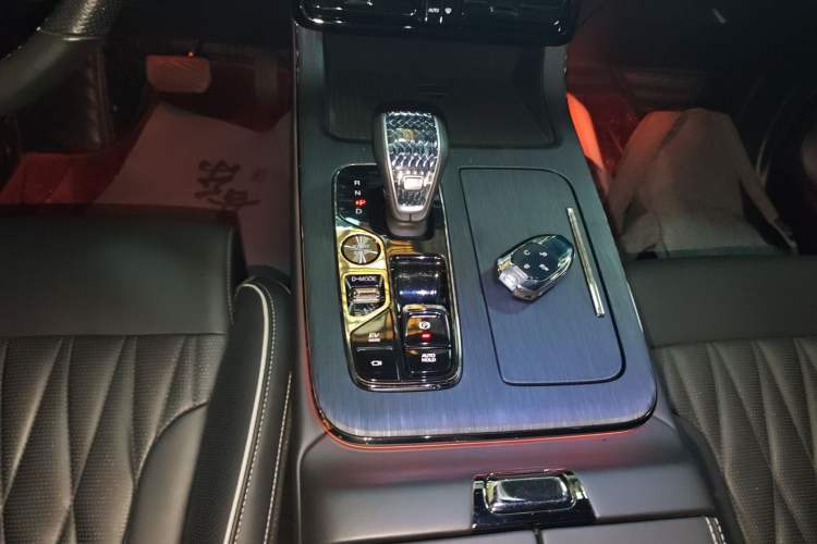 Used GAC Trumpchi GS8 2022 Dual-Engine Series 2.0TM Two-Wheel Drive Prestige Edition (7 Seats) Gear Lever