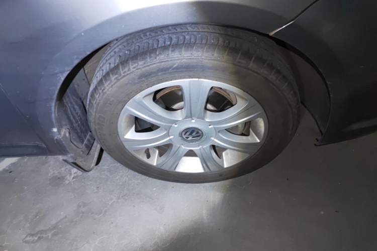 Used Volkswagen Lavida 2011 1.6L Automatic Premium Edition Right Front Wheel Hub