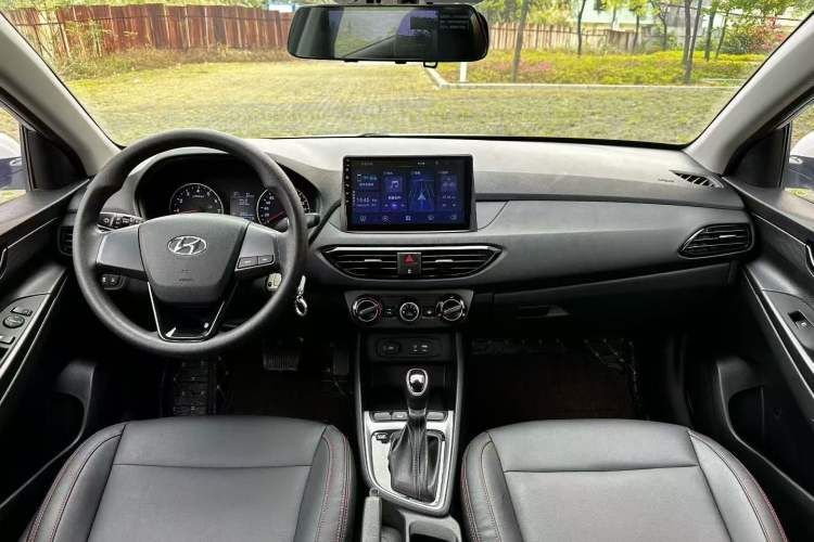 Used Hyundai Celesta 2018 1.6L Automatic GL Enjoyment Edition China VI compliant Center Console