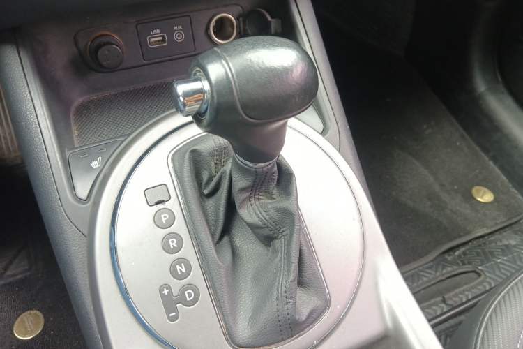 Used Kia Sportage R 2015 2.0L Automatic Two-Wheel Drive DLX Model Gear Lever