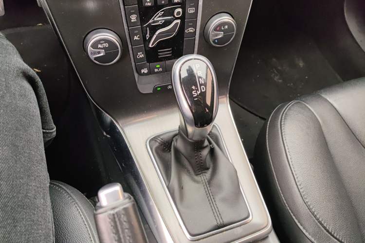 Used Volvo V40 2015 1.6T Zhiya Edition Gear Lever