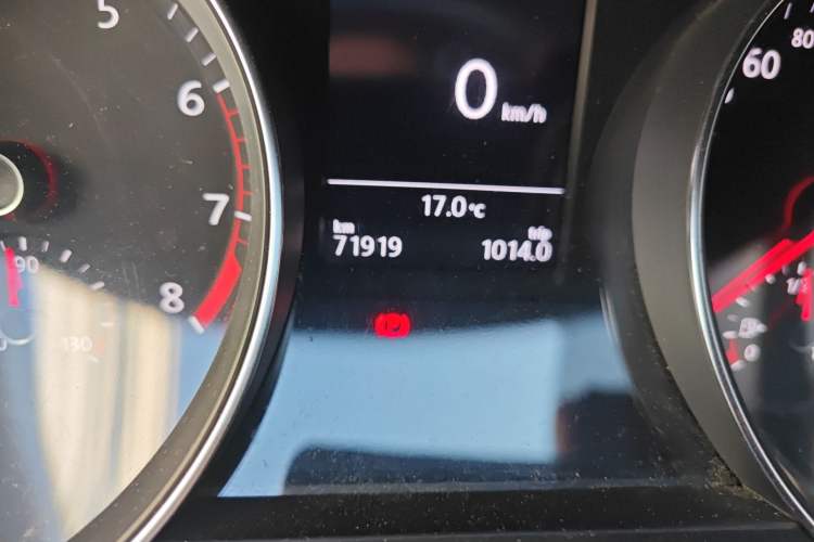 Used Volkswagen Magotan 2018 Facelift 330TSI DSG Luxury Model Odometer Close Up