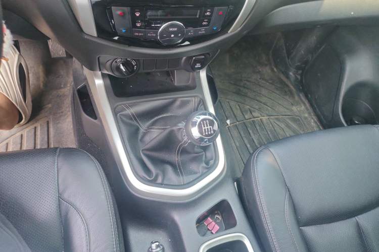 Used Nissan Navara 2017 2.5L Manual 4x4 Luxury Edition QR25