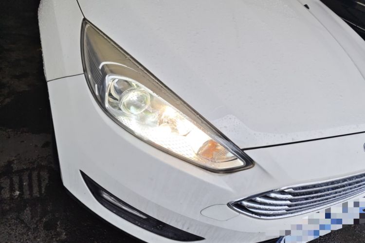 Used Ford Focus 2018 Sedan Classic 1.6L Automatic Trendy SmartDrive Edition Right Front Headlight