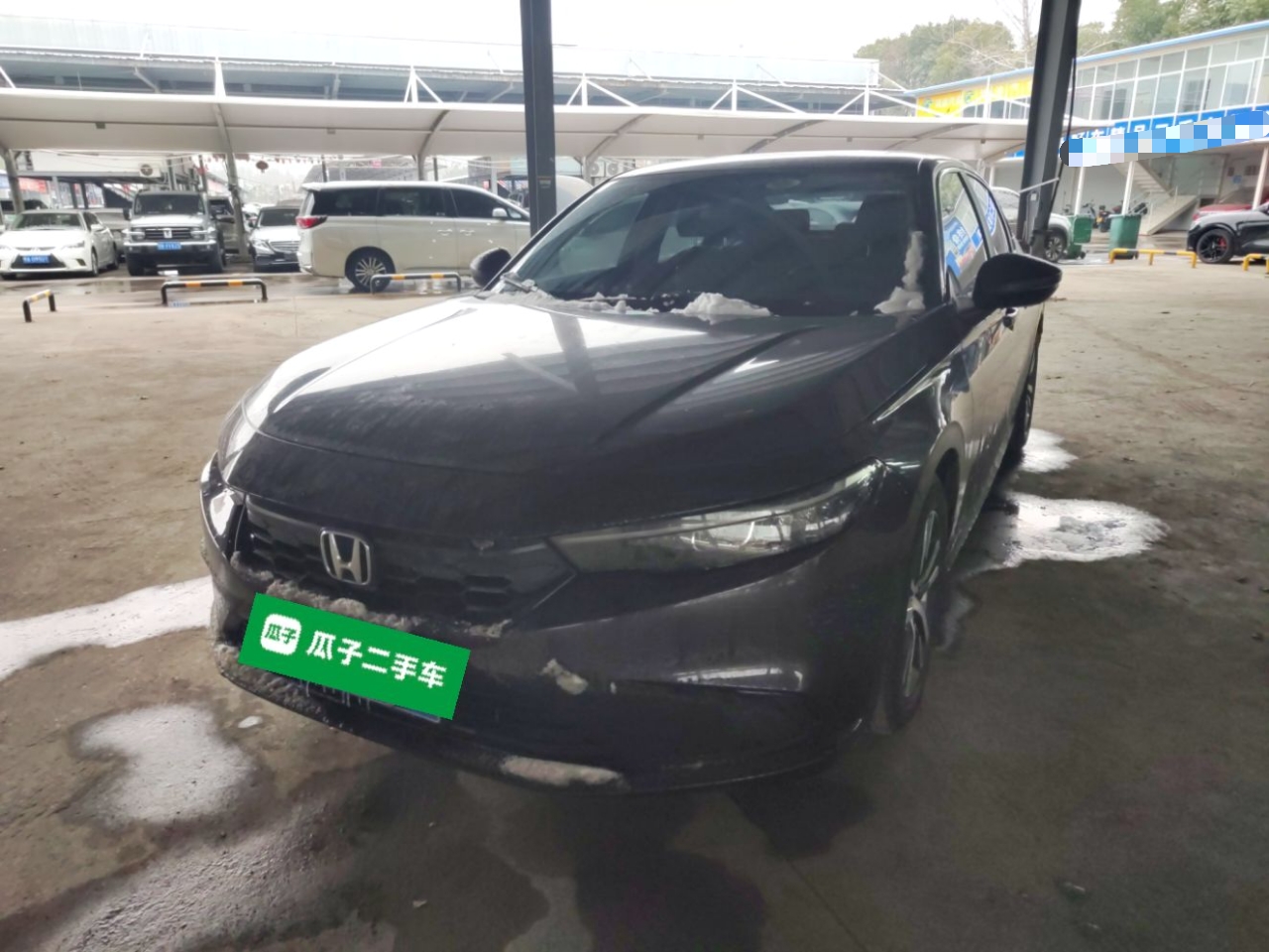 Под передней частью автомобиля