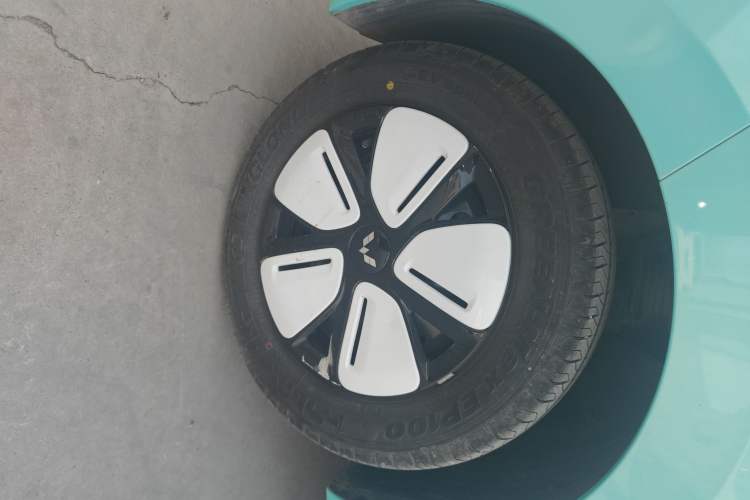 Used Wuling Hongguang MINIEV 2025 Four-Door Version Premium Edition Left Front Wheel Hub