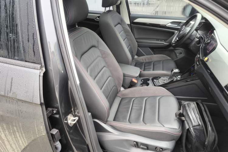 Used Volkswagen Tayron 2022 280TSI Two-Wheel Drive Luxury Smart Connectivity Version Right Front Seat