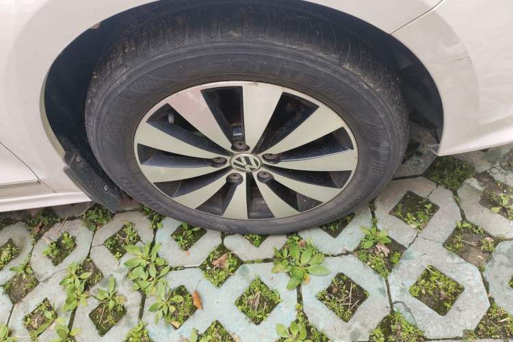 Used Volkswagen Sagitar 2017 1.6L Automatic Comfort Model Right Front Wheel Hub