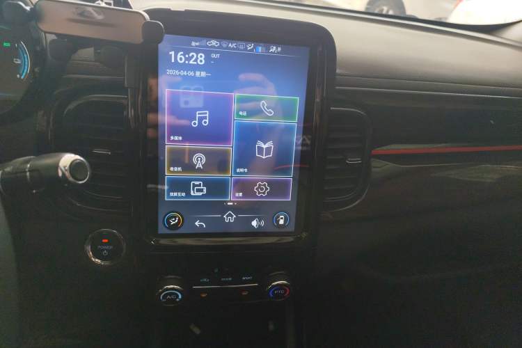 Used Chery QQ Little Ant 2022 Restyled Version Sweet Pink Edition Half-Sugar Version 30.6 kWh 30 kW 301 km Audio And AC Panel