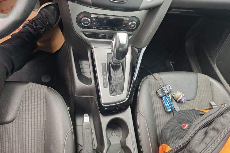 Used Ford Focus 2012 Sedan 1.6L Automatic Fashion Edition Gear Lever