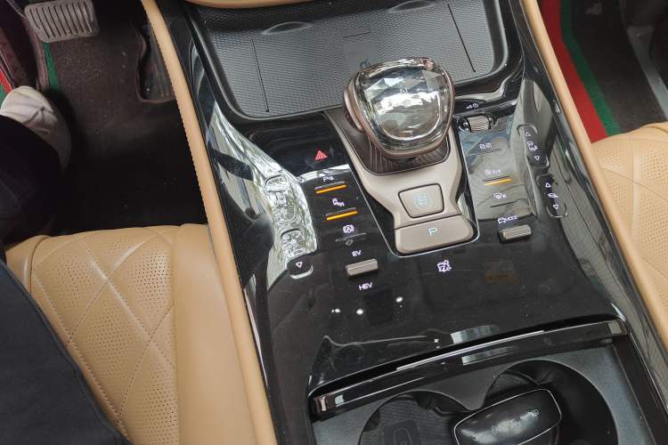 Used Denza D9 2024 DM-i 1050 Luxury Model Gear Lever